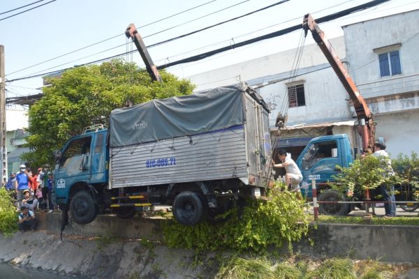 Xe tải lao xuống kênh, tài xế thoát chết 3