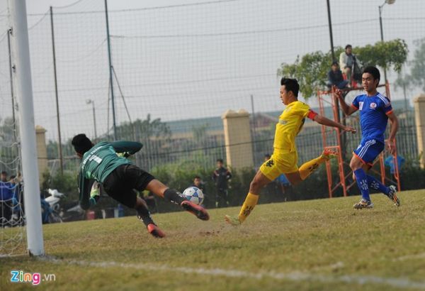 Tiền vệ U19 VN bất lực trong trận đội nhà thua Quảng Ninh 5