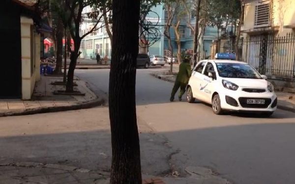 Clip: Cảnh sát lấy thân mình chặn taxi, tài xế vẫn cố tình vút chạy 5