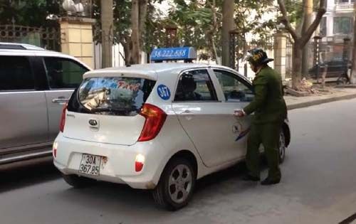 Đình chỉ công tác lái xe taxi “phớt lờ” cảnh sát lấy thân chặn xe 4