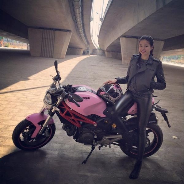 Nữ biker 9x cá tính bên Ducati Monster 795 màu hồng 5