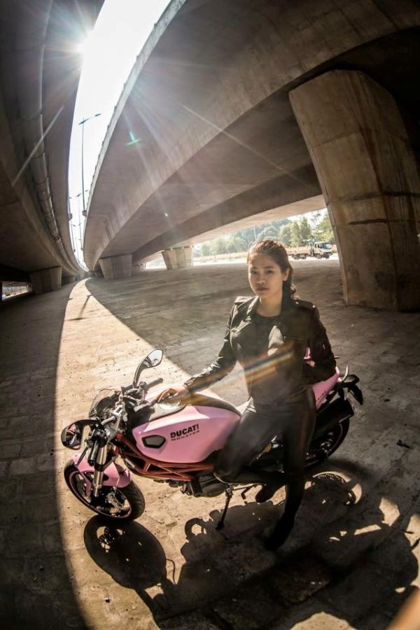 Nữ biker 9x cá tính bên Ducati Monster 795 màu hồng 4