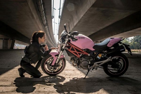 Nữ biker 9x cá tính bên Ducati Monster 795 màu hồng 2