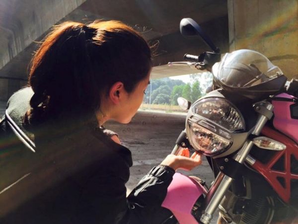 Nữ biker 9x cá tính bên Ducati Monster 795 màu hồng 3