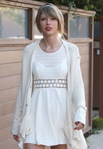 Taylor Swift lộ chân thẳng tắp 8