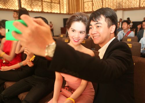 Nghệ sĩ Việt hào hứng chụp ảnh selfie tại Tech Awards 2014 3