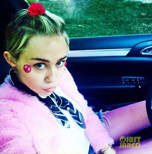 Miley Cyrus xứng danh nữ hoàng tàn phá tóc nhất năm 4