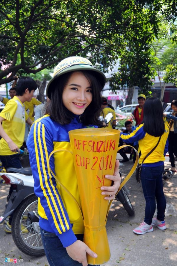 Khách Tây ở Sài Gòn thích thú chụp hình fan SLNA đi cổ vũ 4