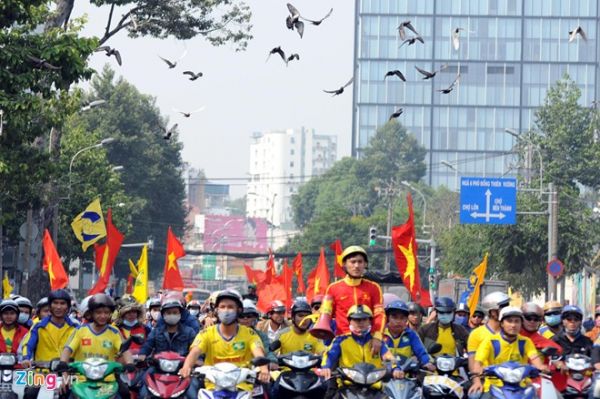 Khách Tây ở Sài Gòn thích thú chụp hình fan SLNA đi cổ vũ 8