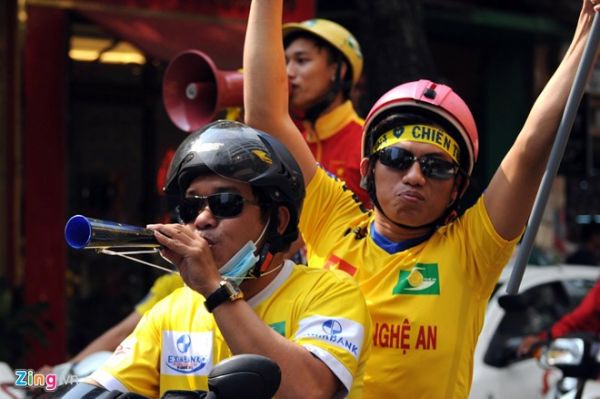 Khách Tây ở Sài Gòn thích thú chụp hình fan SLNA đi cổ vũ 7