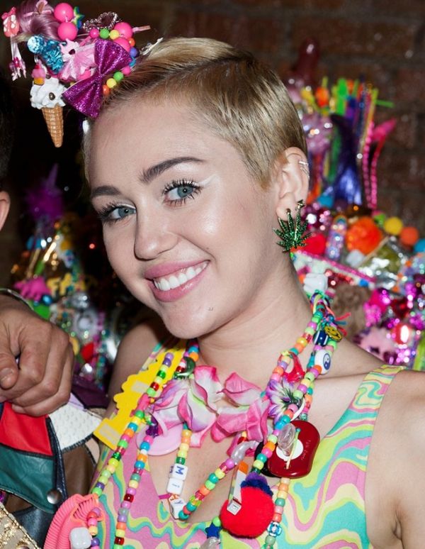 Miley Cyrus xứng danh nữ hoàng tàn phá tóc nhất năm 8