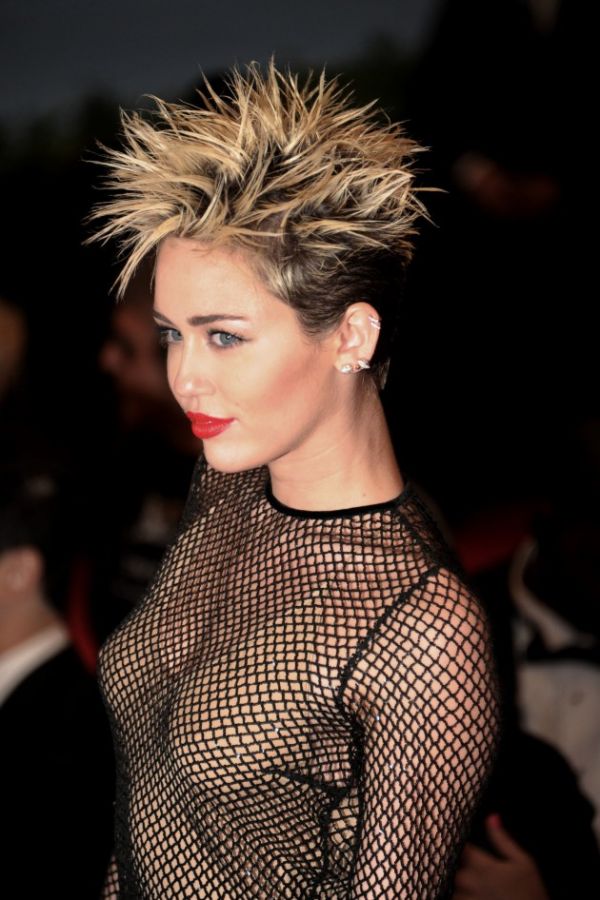 Miley Cyrus xứng danh nữ hoàng tàn phá tóc nhất năm 14