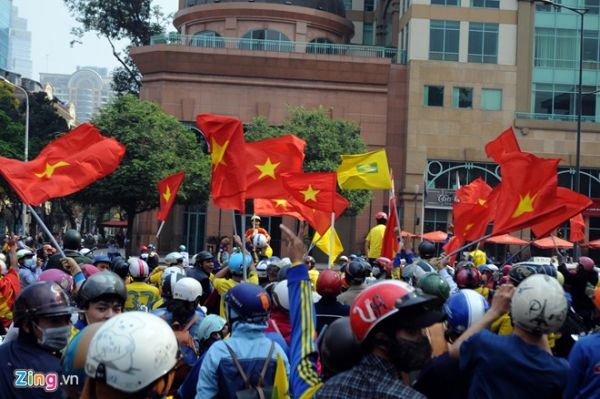 Khách Tây ở Sài Gòn thích thú chụp hình fan SLNA đi cổ vũ 6
