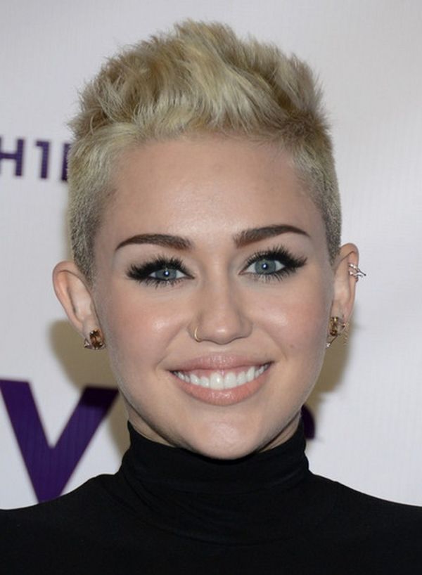 Miley Cyrus xứng danh nữ hoàng tàn phá tóc nhất năm 10