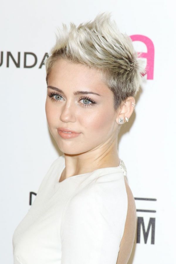 Miley Cyrus xứng danh nữ hoàng tàn phá tóc nhất năm 16