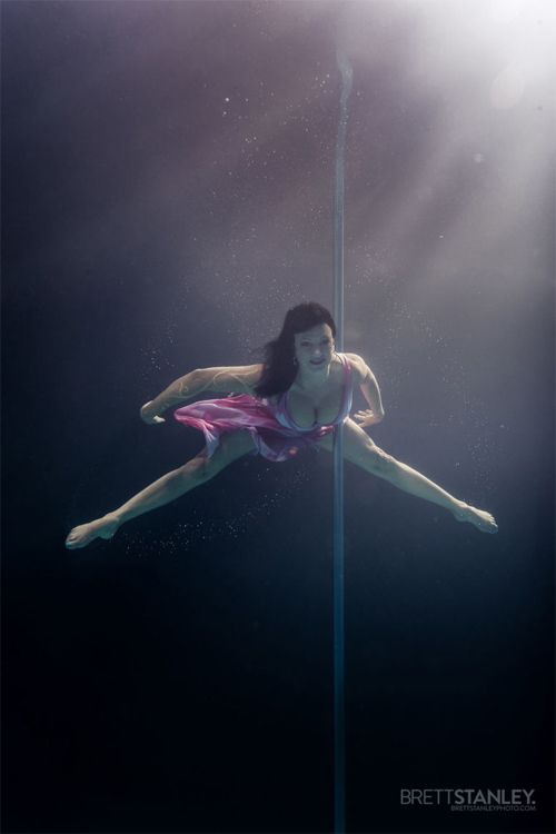 Vẻ đẹp của vũ công múa cột dưới nước 8
