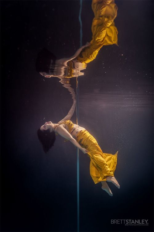 Vẻ đẹp của vũ công múa cột dưới nước 10
