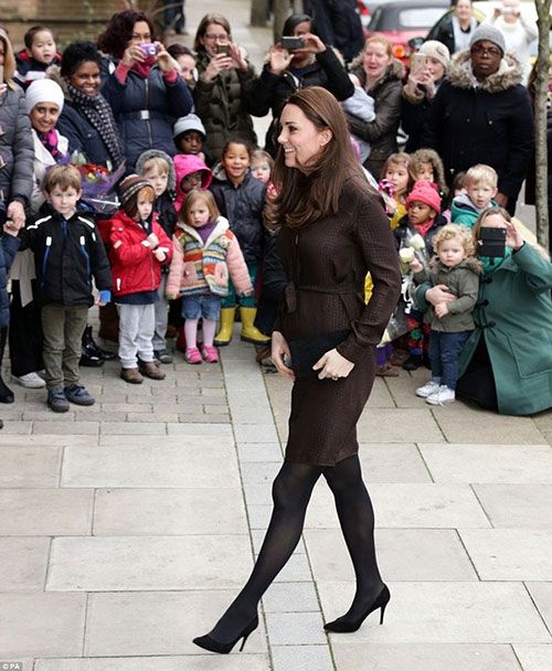Bụng bầu khá lớn, Công nương Kate vẫn đi giày cao gót 3