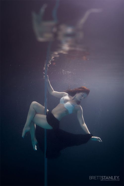 Vẻ đẹp của vũ công múa cột dưới nước 5