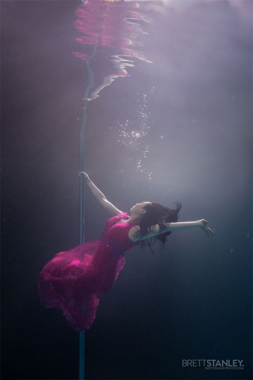 Vẻ đẹp của vũ công múa cột dưới nước 6