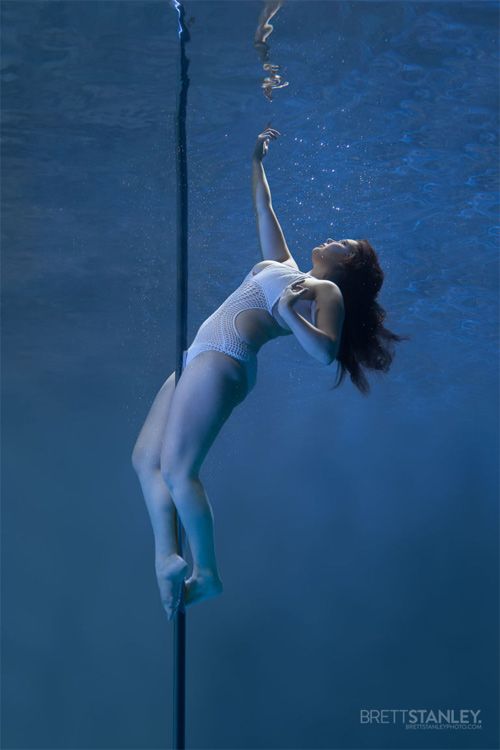 Vẻ đẹp của vũ công múa cột dưới nước 14