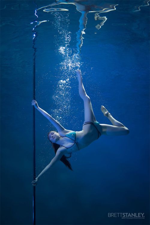 Vẻ đẹp của vũ công múa cột dưới nước 12