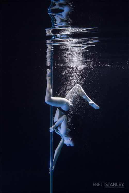 Vẻ đẹp của vũ công múa cột dưới nước 11