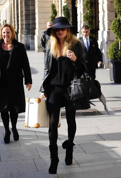 Trang phục đen sành điệu của Kate Moss 4