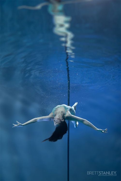 Vẻ đẹp của vũ công múa cột dưới nước 13