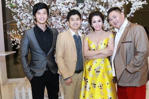 Nhật Kim Anh mặc váy khoe ngực táo bạo bên chồng 7