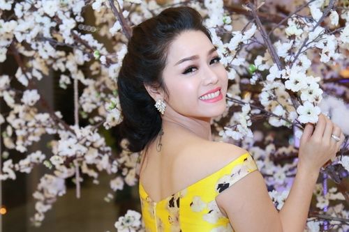 Nhật Kim Anh mặc váy khoe ngực táo bạo bên chồng 10