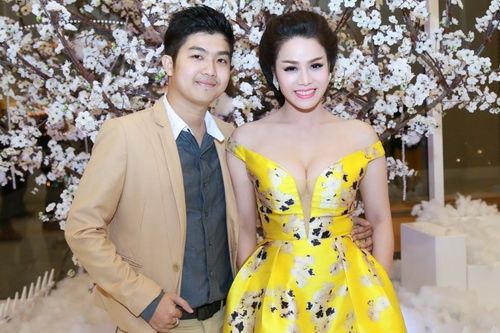 Nhật Kim Anh mặc váy khoe ngực táo bạo bên chồng 5