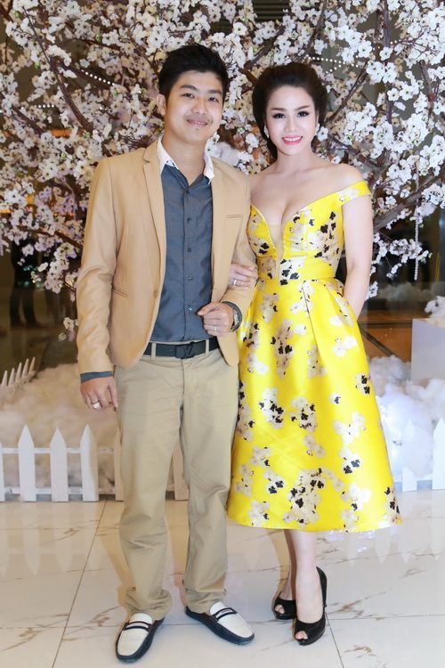 Nhật Kim Anh mặc váy khoe ngực táo bạo bên chồng 4