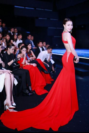 Ngọc Trinh, Tóc Tiên mặc đẹp nhất tuần với váy xẻ bạo 3