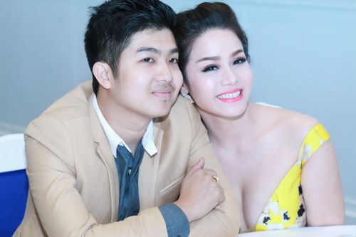 Nhật Kim Anh mặc váy khoe ngực táo bạo bên chồng 2