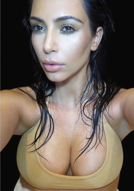 Kim Kardashian diện bikini nhỏ xíu giữa tuyết trắng 4