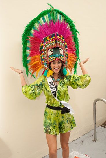 Thí sinh Miss Universe 2014 thử trang phục dân tộc 2