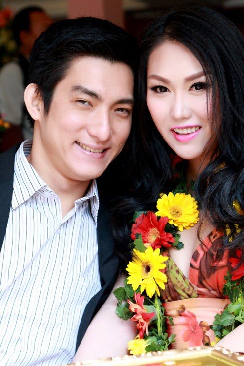 Phi Thanh Vân được chồng hôn khi nhận giải thưởng 30