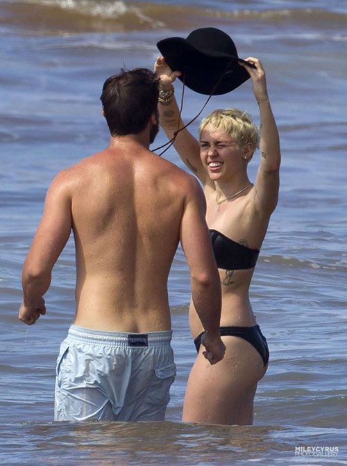 Bất chấp phản đối, Miley Cyrus hôn bạn trai đắm đuối 3