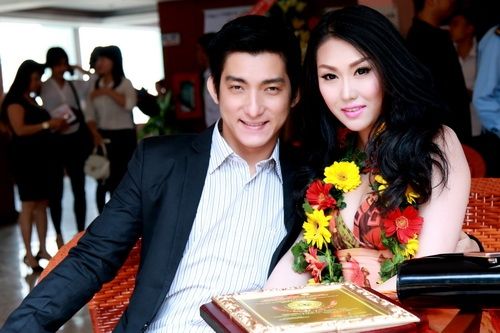 Phi Thanh Vân được chồng hôn khi nhận giải thưởng 15