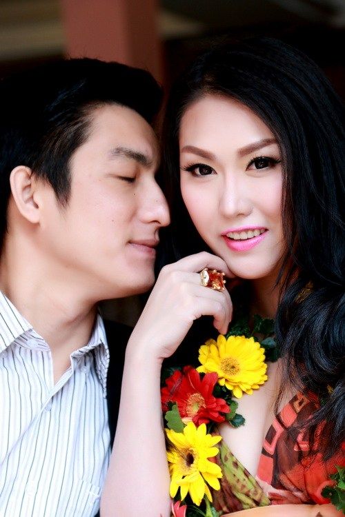 Phi Thanh Vân được chồng hôn khi nhận giải thưởng 24