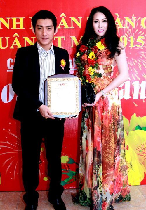 Phi Thanh Vân được chồng hôn khi nhận giải thưởng 39