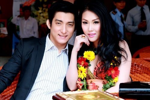 Phi Thanh Vân được chồng hôn khi nhận giải thưởng 18