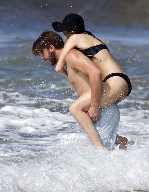 Bất chấp phản đối, Miley Cyrus hôn bạn trai đắm đuối 12