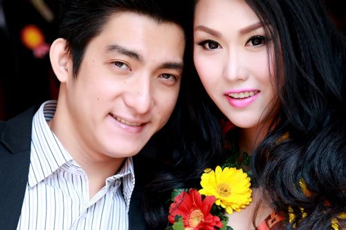 Phi Thanh Vân được chồng hôn khi nhận giải thưởng 27