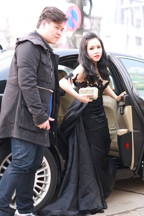 Trương Phương mặc váy xuyên thấu đi siêu xe dự họp báo 9
