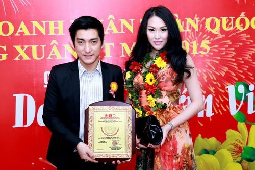 Phi Thanh Vân được chồng hôn khi nhận giải thưởng 42