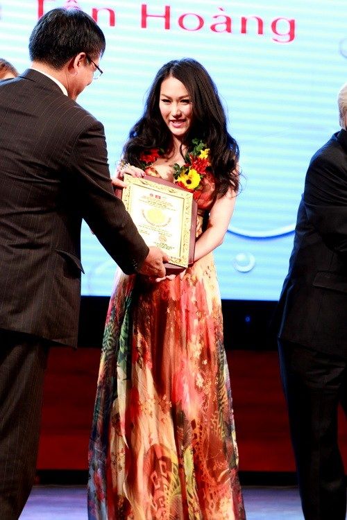Phi Thanh Vân được chồng hôn khi nhận giải thưởng 33