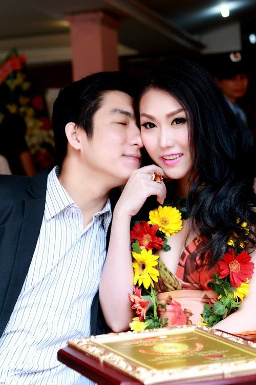 Phi Thanh Vân được chồng hôn khi nhận giải thưởng 21