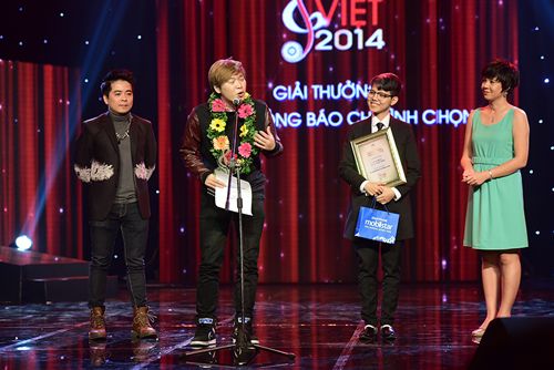 Uyên Linh nhận giải thưởng ca sĩ được yêu thích nhất 5
